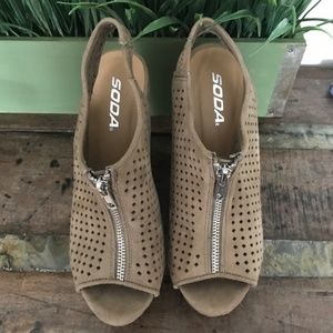 Cute! cream suede feel- summer wedge